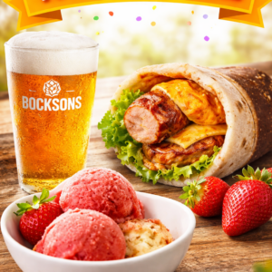 Offre pack festival avec bière artisanale, sandwich naan garni et dessert glacé aux fraises sur une table en bois