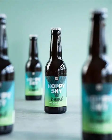 Bouteilles de bière artisanale Hoppy Sky alignées sur un comptoir avec profondeur de champ