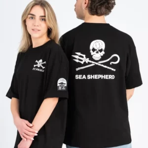 T-shirt noir Sea Shepherd porté par deux modèles avec logo tête de mort et symboles marins au dos