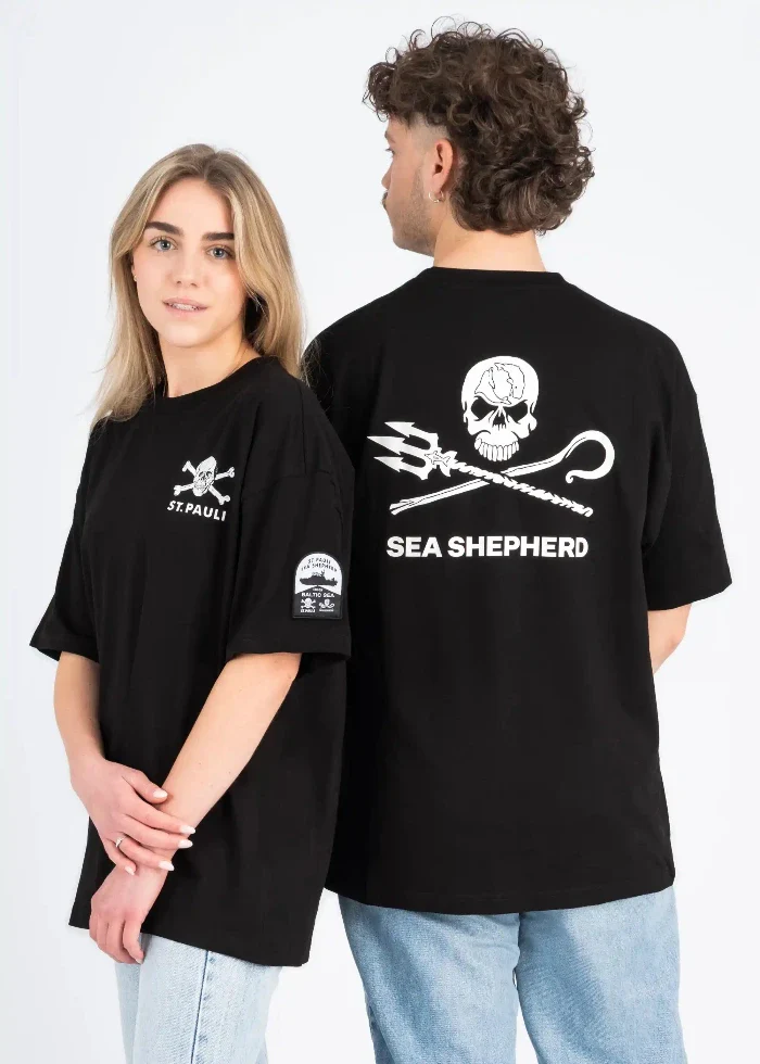 T-shirt noir Sea Shepherd porté par deux modèles avec logo tête de mort et symboles marins au dos